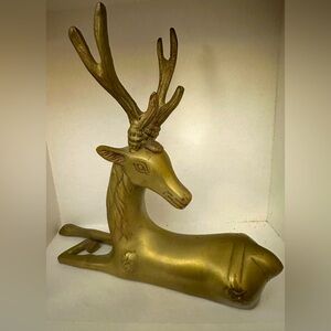 VINTAGE SOLID BRASS SITTING DEER BUCK REINDEER SCULPTURE STATUE FIGURE Leonard